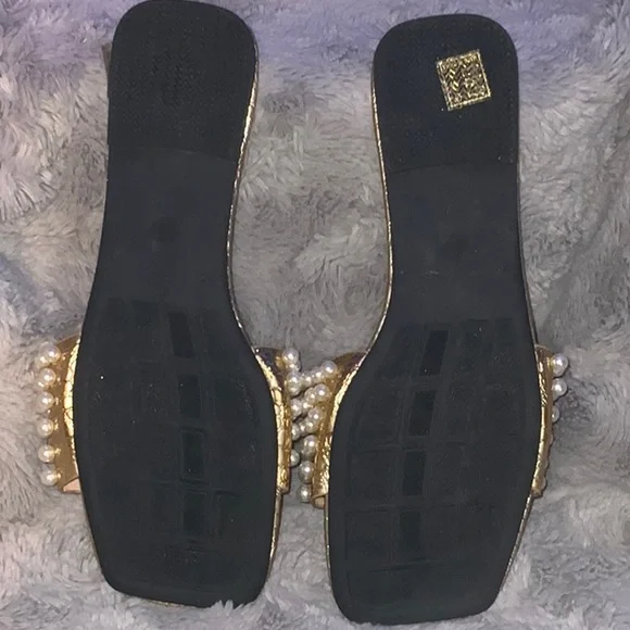 Elegant Gold and Pearl Embellished Sandals - Picture 4 of 5